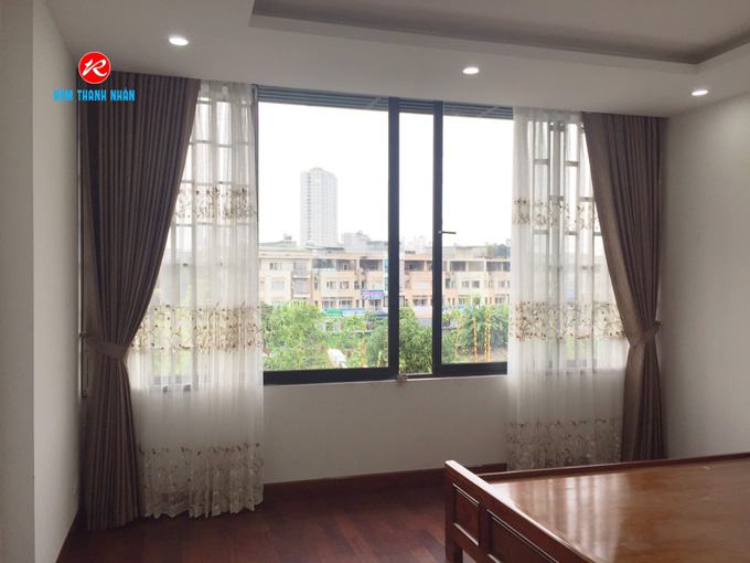 Rèm vải cửa sổ 2 lớp phòng ngủ RV893-17 mang đến cho không gian phòng ngủ của bạn một vẻ đẹp tinh tế và đầy sang trọng. Sự kết hợp giữa lớp rèm chính và lớp rèm phối giúp tăng cường chức năng che chắn ánh sáng và giảm tiếng ồn bên ngoài.