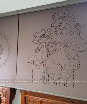 Rèm cuốn che bàn thờ Phật và Gia Tiên