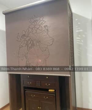 Rèm cuốn che bàn thờ Gia Tiên