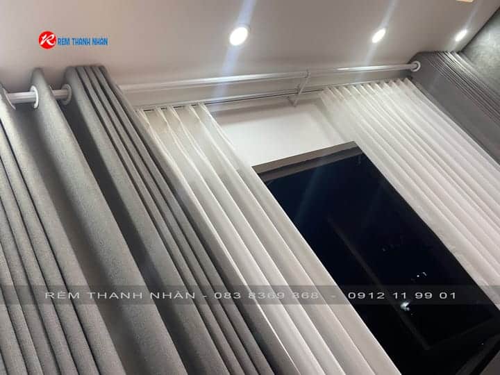 Rèm cửa 2 lớp phòng ngủ GP1992-10 & voan Pattern 41-37 6 Hệ thanh treo bằng nhôm D32 vân xoắn lắp trụ tường kép