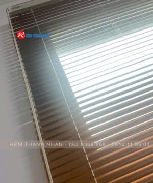 Mành sáo nhôm Artico AL 010 – Thiết kế sơn vân gỗ sang trọng, hiện đại cho mọi không gian 11 thanh treo rem sao he 1 day