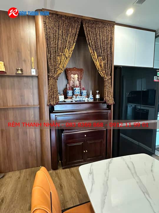 Rèm hạt gỗ che bàn thờ